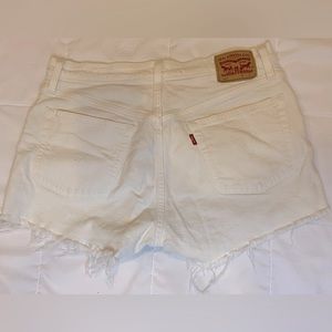 White Levi’s denim shorts